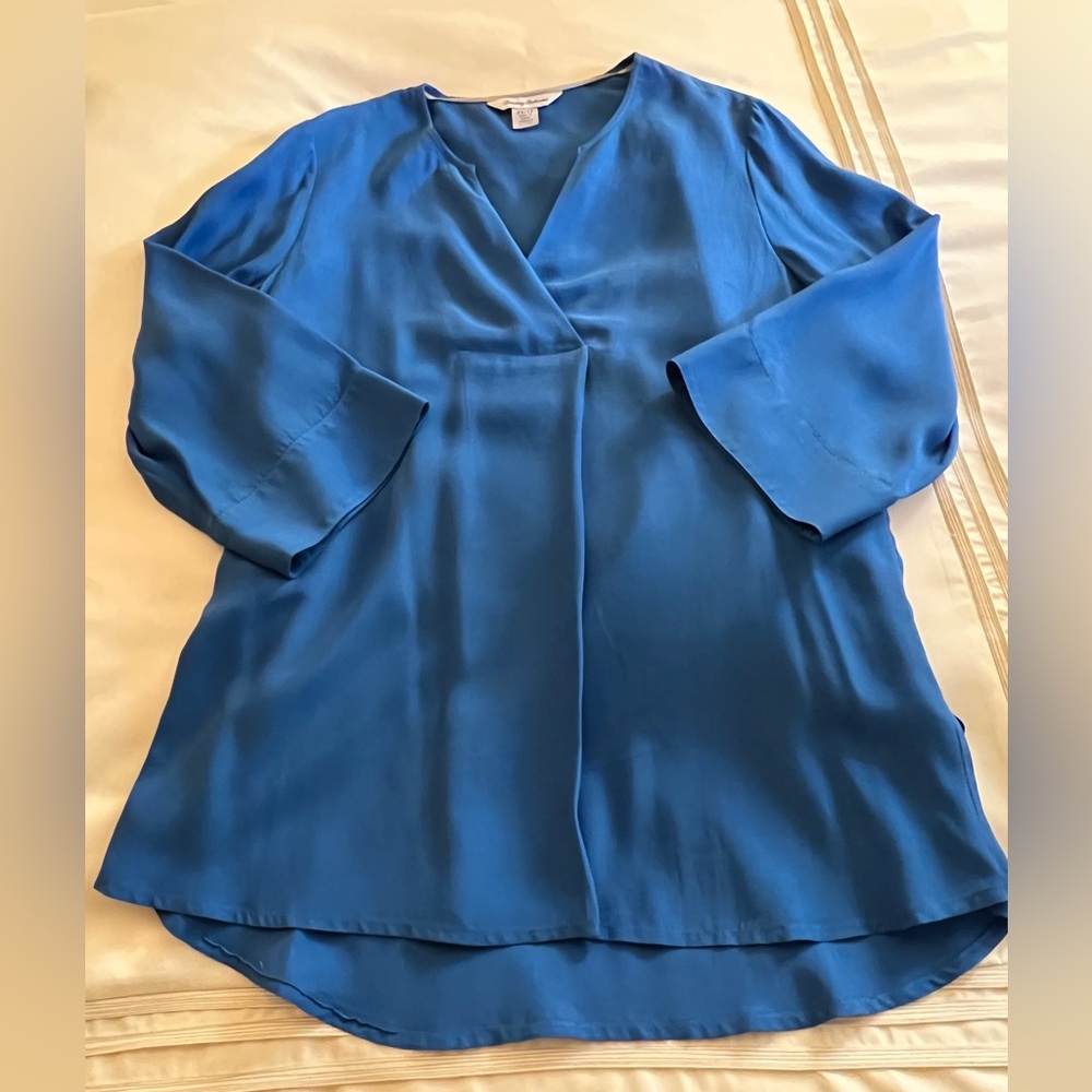 Tommy Bahama V-Neck top size XS
